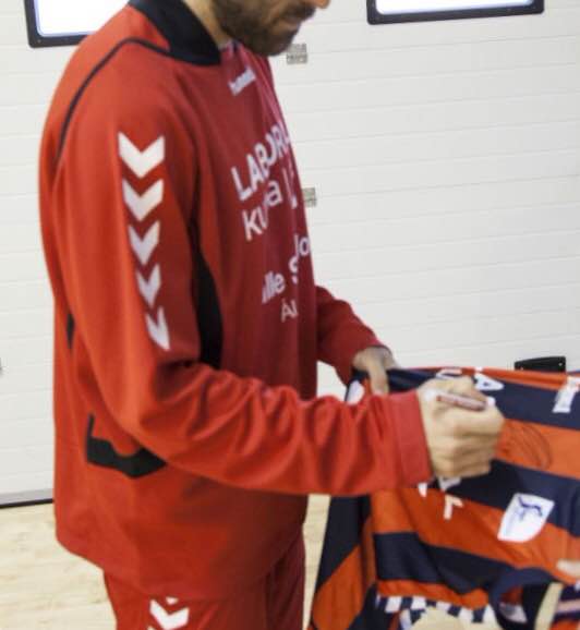 Sorteo de una camiseta firmada por los jugadores del Caja Laboral Baskonia.